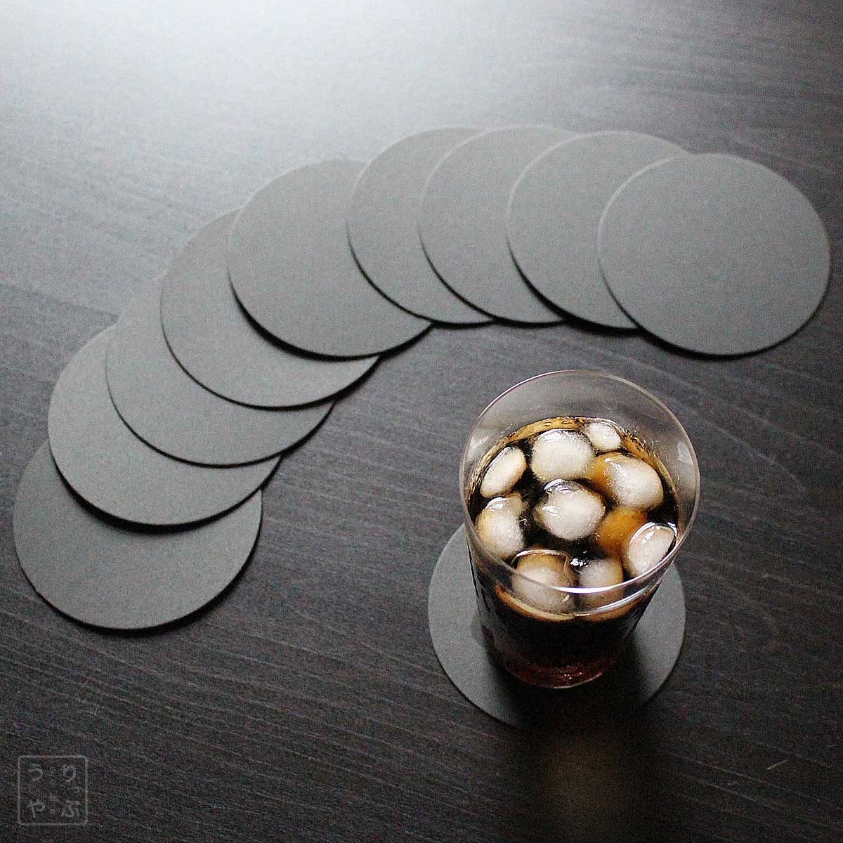 紙製コースター ブラック 黒 丸型 9cm径 0.8mm厚 10枚 斜め上から