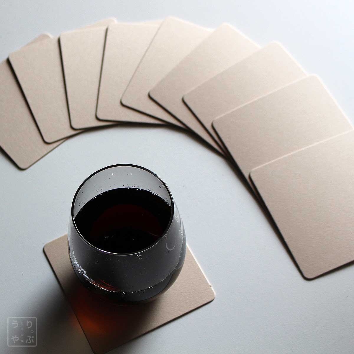 紙製コースター ブラウン 角型 9cm角 1mm厚 10枚 斜め上から