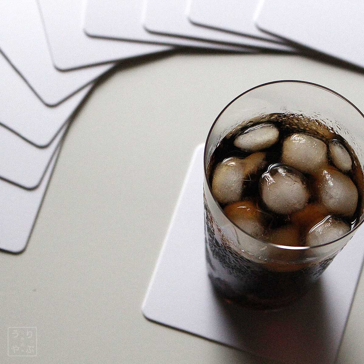 紙製コースター 白 角型 9cm角 1mm厚 10枚 上から グラス焦点