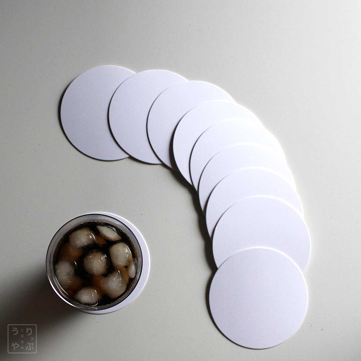 紙製コースター 白 丸 9cm径 1mm厚 10枚とグラス