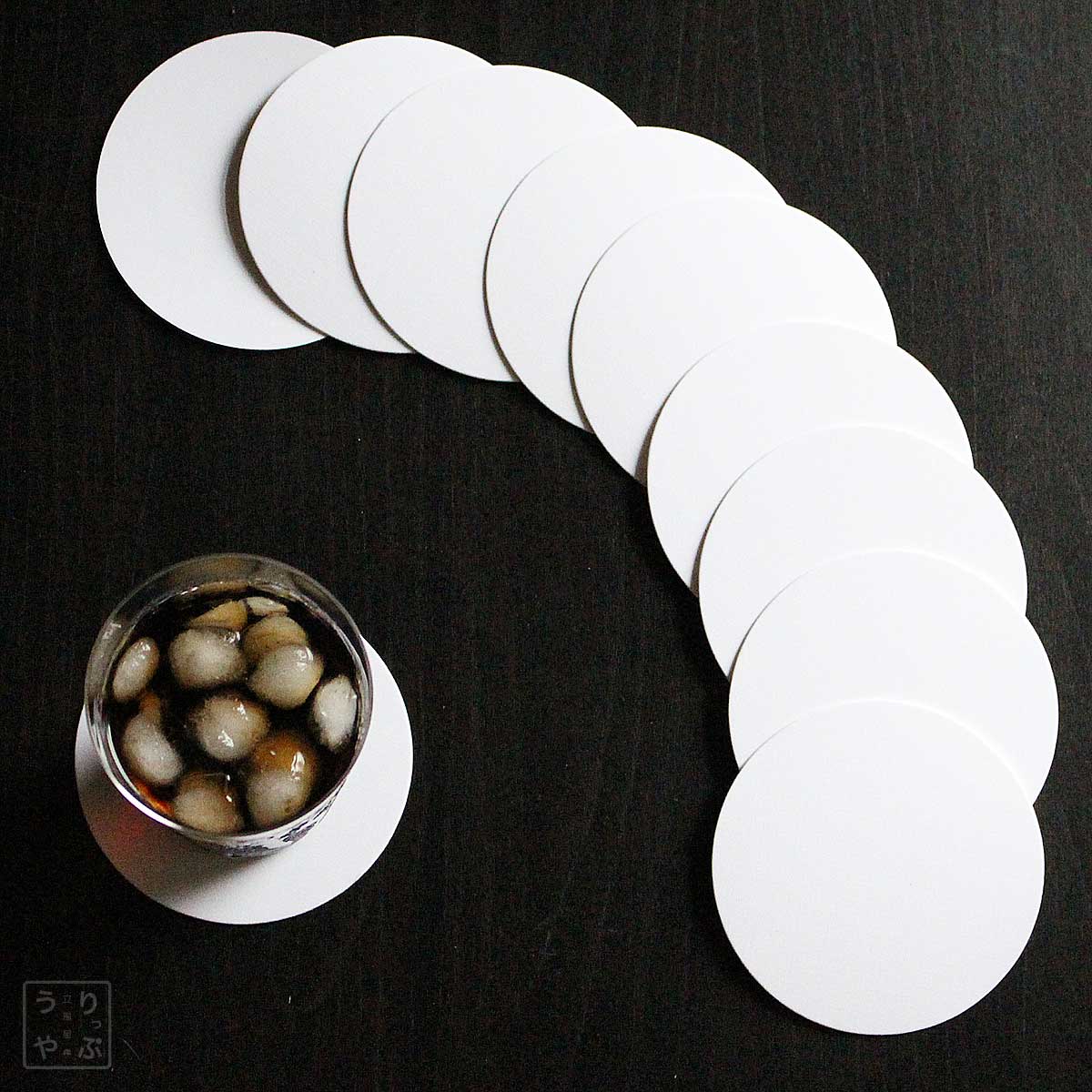 紙製コースター 白 丸 9cm径 1mm厚 10枚とグラス