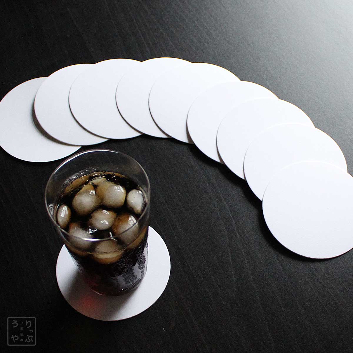 紙製コースター 白 丸 9cm径 1mm厚 10枚とグラス